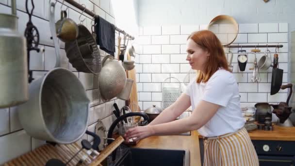 Balance hídrico. mujer obtener agua limpia en vidrio y beberlo . — Vídeos de Stock