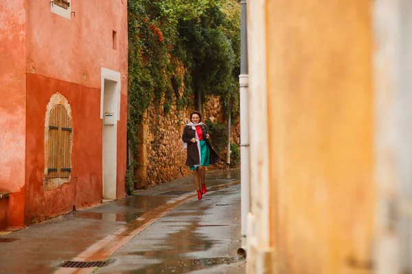 Kız Provence France 'ın küçük bir kasabasında yağmur altında yürüyor. Avrupa seyahati. — Stok fotoğraf