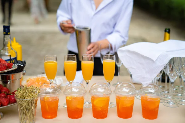 Champanhe. copos com bebidas na mesa festiva, catering . — Fotografia de Stock