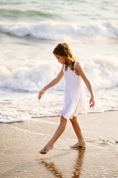 Девушка прогулки и развлечения на берегу моря с большими волнами и сильными ветрами . — стоковое фото