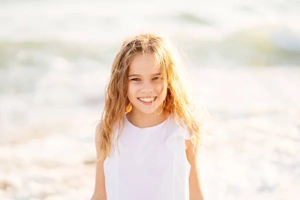 Flicka promenader och kul på havet strand med stora vågor och starka vindar. — Stockfoto