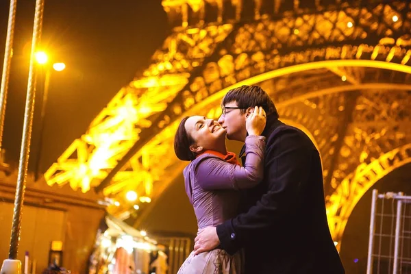 파리의 에펠 탑 과 회전목마 애호가들의 밤. — 스톡 사진