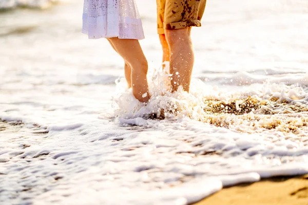 Fötter av pappa och dotter står på sandstrand. familjesemester till havs. — Stockfoto