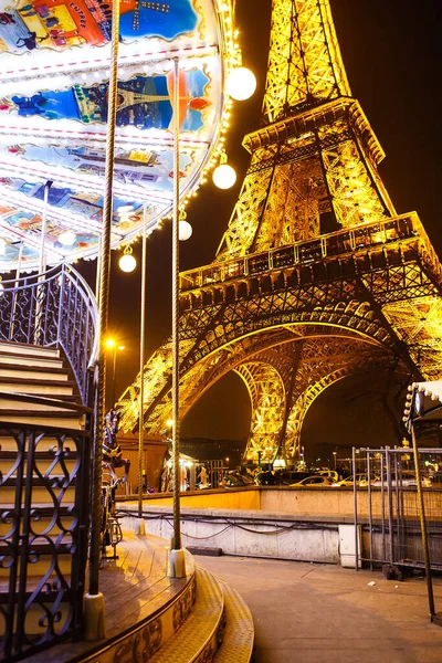 Noche Torre Eiffel y el carrusel. espectáculo de luz . — Foto de Stock