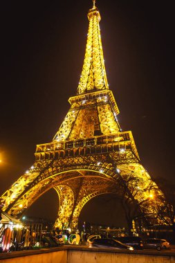 Gece Eyfel Kulesi. Işık gösterisi. Paris 'in simgesi.