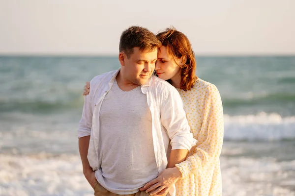 Casal stand on shore line, praia de areia. relacionamento romântico, viajar juntos . — Fotografia de Stock