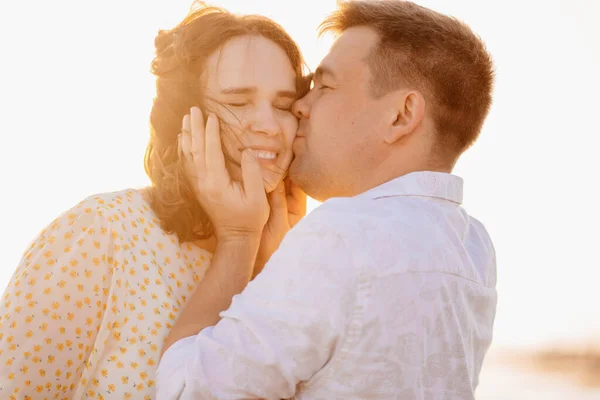 Casal stand on shore line, praia de areia. relacionamento romântico, viajar juntos . — Fotografia de Stock