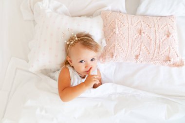 Küçük kız yatak odasında tacıyla uyuyor. Prenses doğum günü partisi. 