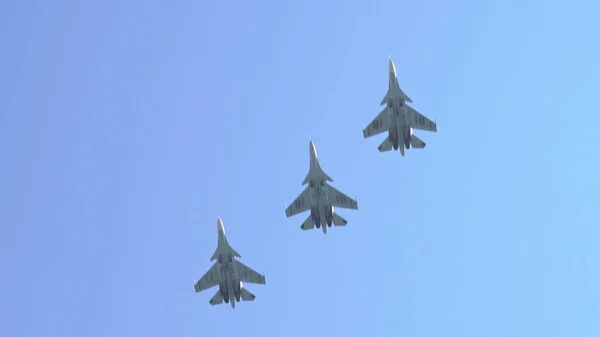 Un grupo de pilotos profesionales de aviones militares en el cielo . — Foto de Stock