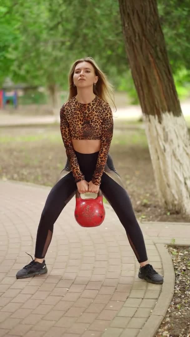 Piękne sportowe dziewczyna sportowiec robi ćwiczenia siłowe z wagi. — Wideo stockowe