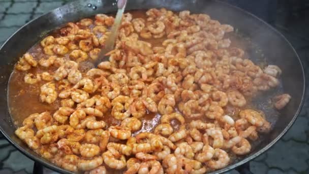 Seafood street food. king prawns fried outdoors in large frying pan. — Stock Video