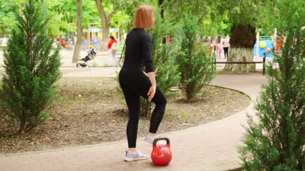 Mooie sport meisje atleet doen kracht oefeningen met gewicht. — Stockvideo