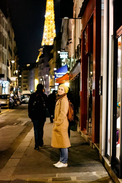 파리에서 배낭을 메고 걷고 있는 여자. — 스톡 사진