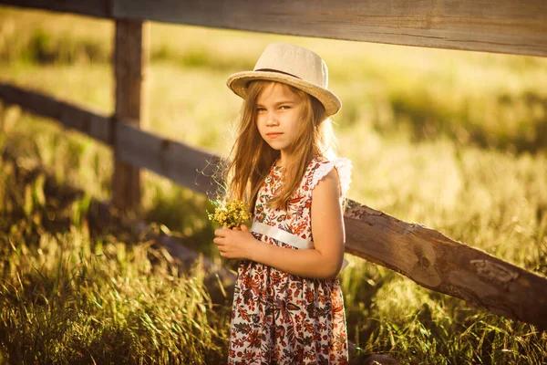 Barn Flicka Hatten Står Bredvid Ett Staket Byn Med Bukett — Stockfoto