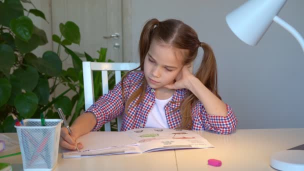 Colegiala haciendo tareas, aprendizaje a distancia. hermana pequeña trae una manzana — Vídeos de Stock