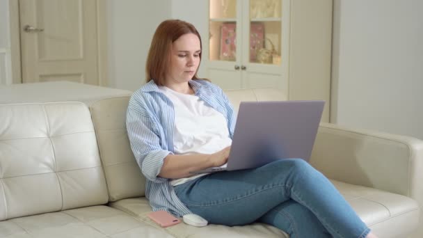 Nő dolgozik otthonról a laptop és a hívásfogadás. — Stock videók
