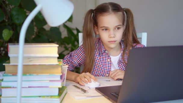 Дівчинка-підліток вчиться на ноутбуці. дистанційна освіта . — стокове відео