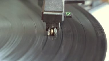 Ses kaydına yakın çekim. Çalışan vinil çalar. retro müzik.