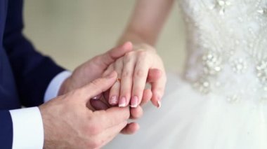 Damat geline yüzük takıyor, ama daha çıkmadı. düğün sembolleri ve gelenekler.