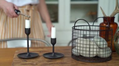 Yakın plan. Kadın mutfakta mum yakıyor. Evde romantik bir akşam yemeği..