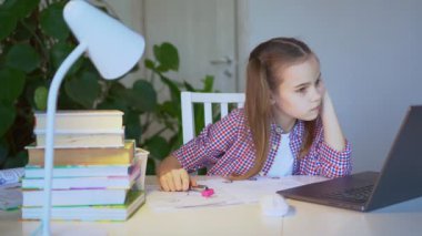 Genç kız dizüstü bilgisayarda öğreniyor. uzaklık eğitimi.