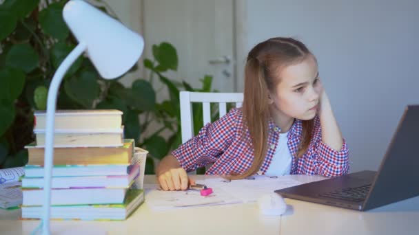 Tonårstjejen lär sig på laptop. distansutbildning. — Stockvideo