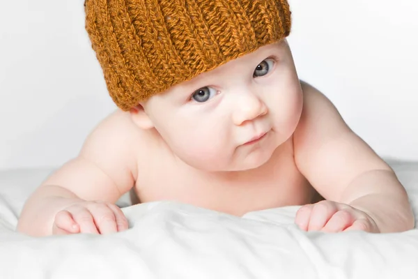 Linda niña en gorra de punto. concepto de cuidado de la piel del recién nacido . —  Fotos de Stock