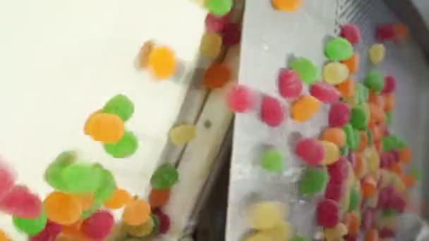 Süßwarenfabrik. Bunte Marmelade fällt auf Förderband. — Stockvideo