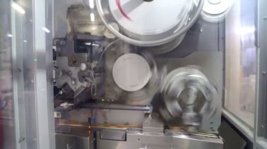 Şeker ambalajı. Fabrikada endüstriyel paketleme hattı. üretimin otomasyonu.