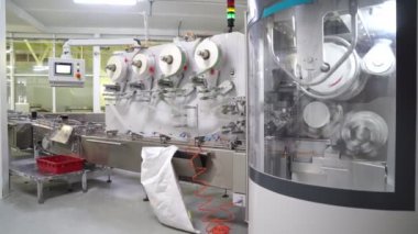 Fabrikada endüstriyel şeker ambalajı hattı. üretimin otomasyonu.