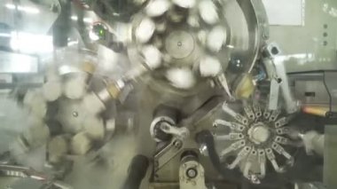 Fabrikada endüstriyel paketleme şekeri. üretimin otomasyonu.