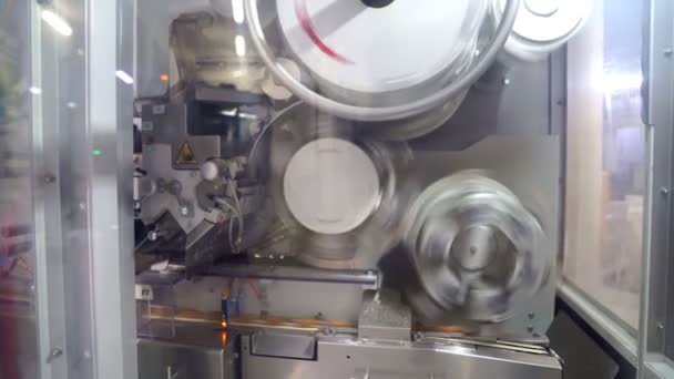 Обёртка от конфет. промышленная линия упаковки на заводе. автоматизация производства . — стоковое видео