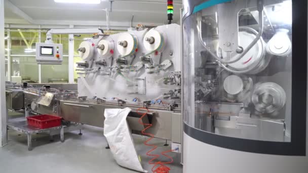 Industrial candy wrapper line on factory. automation of production. — Stock Video