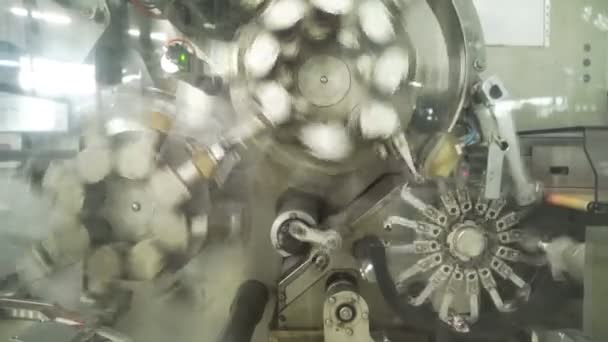 Ligne d'emballage industrielle bonbons sur l'usine. automatisation de la production. — Video