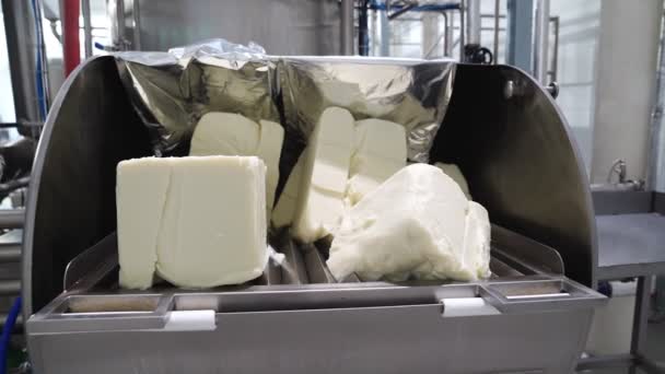 Derretir la grasa de la confitería. Producción de leche condensada. fábrica de confitería . — Vídeos de Stock