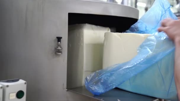 Рабочий загружает кондитерский жир. Производство сгущённого молока. кондитерская — стоковое видео