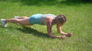 Kadınlar çimenlikte leke bırakır. Tahta egzersizi. çocuk doğduktan sonra iyileşme.