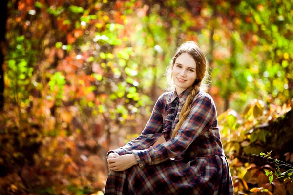 Kobieta w kratę sukienka w jesiennym lesie. spacery natury. — Zdjęcie stockowe