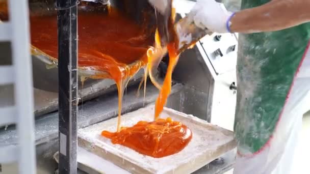 Arbeiter in einer Süßwarenfabrik für Marmelade oder Karamell auf Waagen zum Rollen. — Stockvideo
