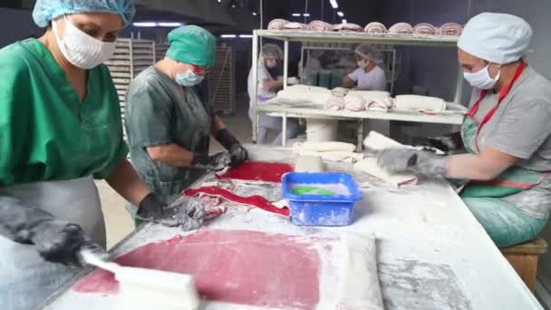 Tres mujeres trabajadoras confitería enrollado manualmente en rollo turco deleite — Vídeo de stock