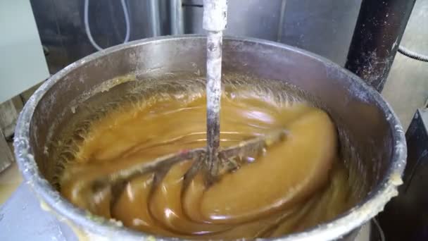 Ζυμώστε κίτρινη μάζα για τούρκικη απόλαυση. παραγωγή γλυκών εργοστασίων ζαχαροπλαστικής — Αρχείο Βίντεο