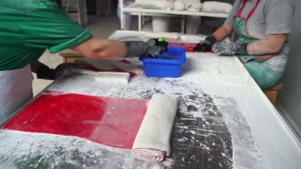 Γυναίκες εργαζόμενοι ζαχαροπλαστικής με το χέρι έλασης σε ρολό τουρκική απόλαυση — Αρχείο Βίντεο