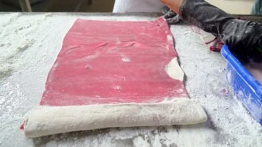 Kadın işçiler manuel olarak Türk lokumlarına sarılmış şekerlemeler