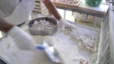 İşçi. Türk Lokum Şekerleme Dükkanı için makine. Tatlı üretimi