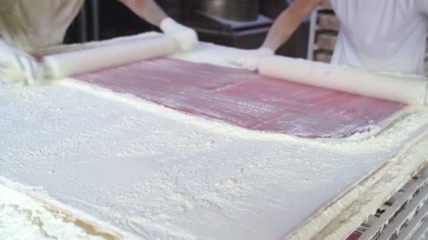 Fondant rouge déployé pour petits pains de délice turc, gelée ou guimauves. — Video