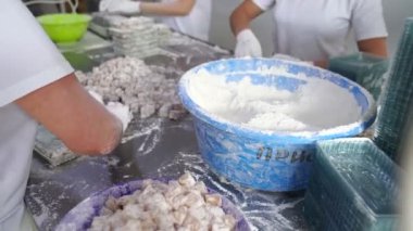 Şekerlemeciler elle paketlenmiş Türk lokumlarını kutuya koyuyorlar.