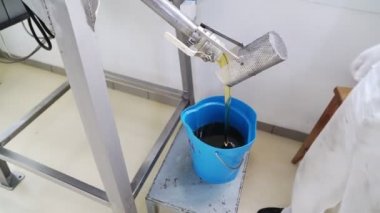 Şeker fabrikasındaki konteynıra pekmez dökülüyor..