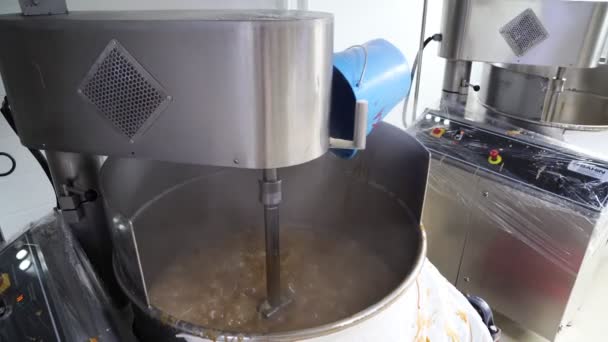 Ζυμώστε κίτρινη μάζα για τούρκικη απόλαυση. παραγωγή γλυκών εργοστασίων ζαχαροπλαστικής — Αρχείο Βίντεο