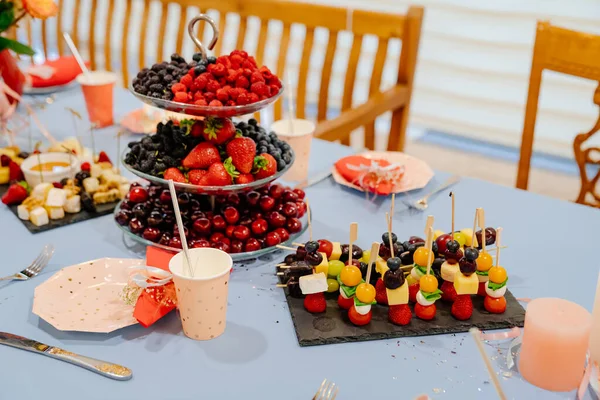 カントリーハウスのサマーパーティーでお祝いのテーブル。装飾風船. — ストック写真