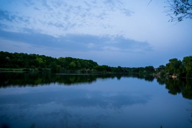 Güzel bir akşam manzarası. Nehirde gün batımı. Göldeki sakin su.
